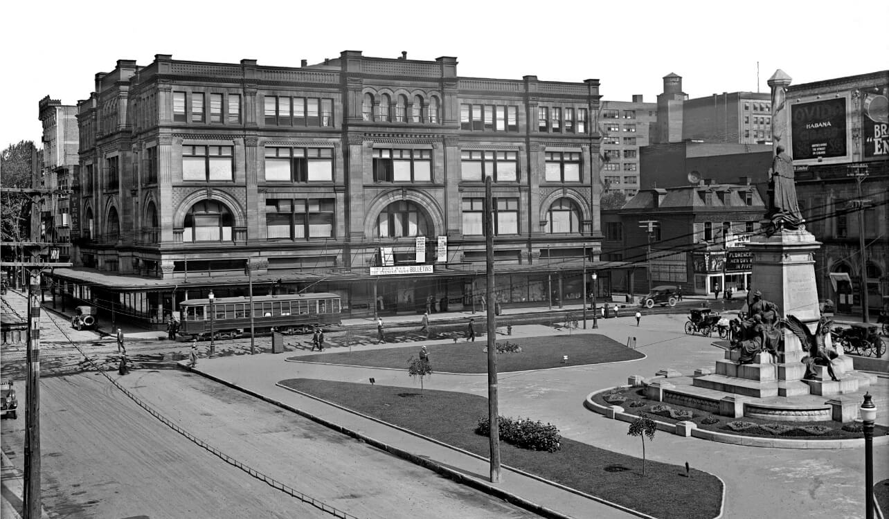 A historical black and white photo of Montreal, home of Canadian-made fine jewelry by Jewellers District.