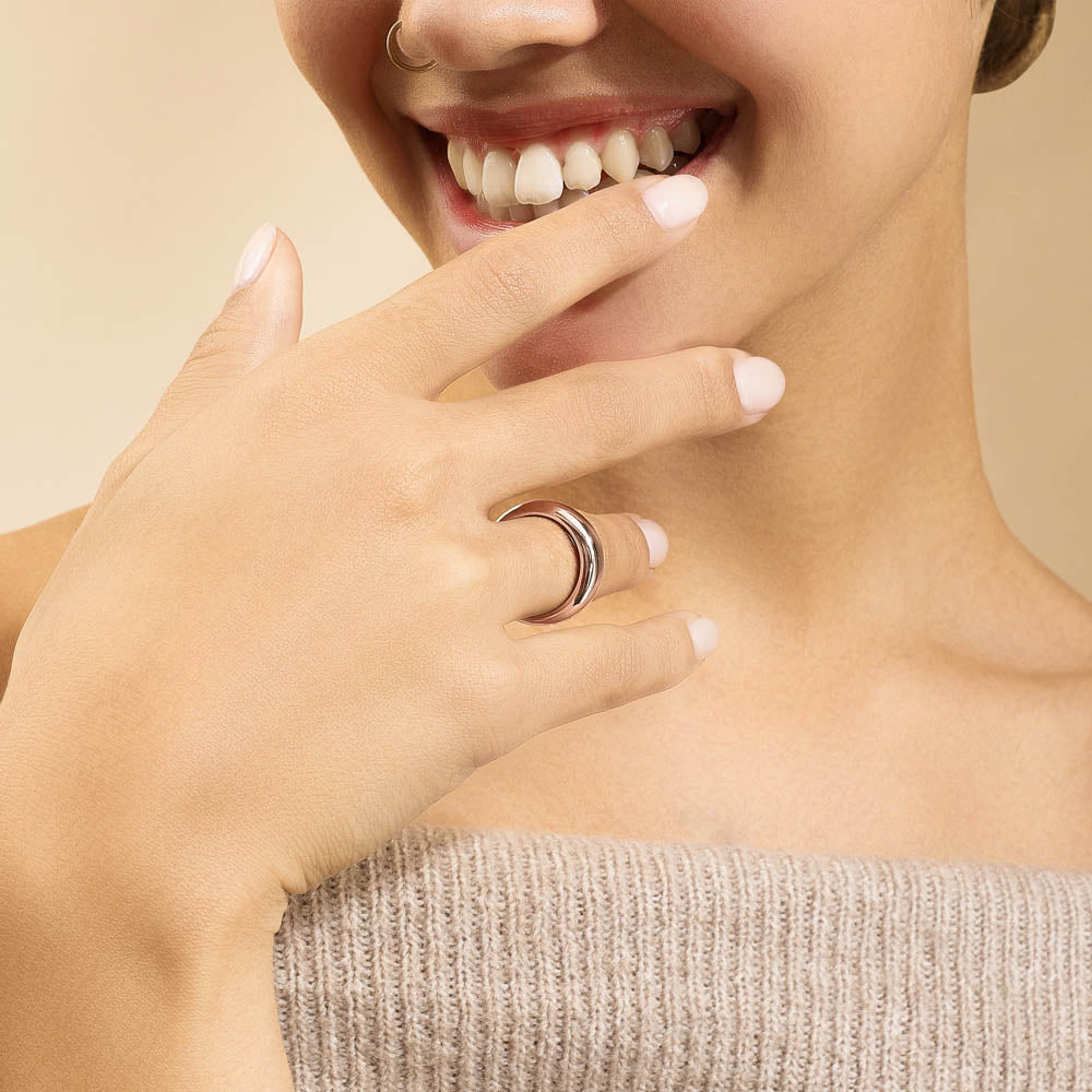 Model wearing Jewellers District's Gold Bombe Ring in 14k Rose Gold