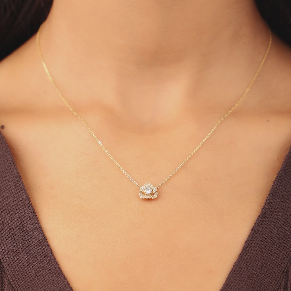 Video showcasing Jewellers District's Flower Diamond Necklace with Diamond Pavé in 14k Rose Gold