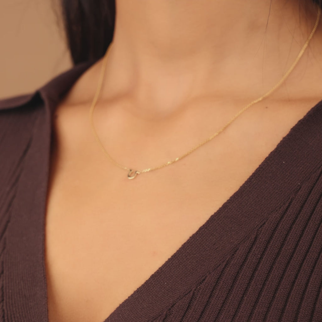 Video showcasing Jewellers District's Petite Gold Horseshoe Pendant Necklace in 14k Rose Gold