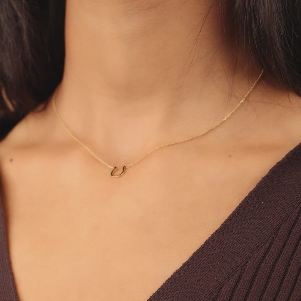 Video showcasing Jewellers District's Gold Horseshoe Pendant Necklace in 14k Yellow Gold